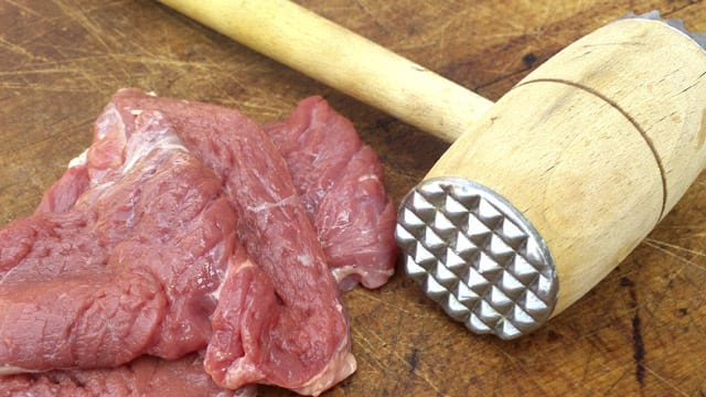 Bei manchen Speisen muss das zu verarbeitende Fleisch im Voraus mir einem Fleischklopfer oder alternativ mit einem Steaker mürbe gemacht werden