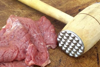 Bei manchen Speisen muss das zu verarbeitende Fleisch im Voraus mir einem Fleischklopfer oder alternativ mit einem Steaker mürbe gemacht werden