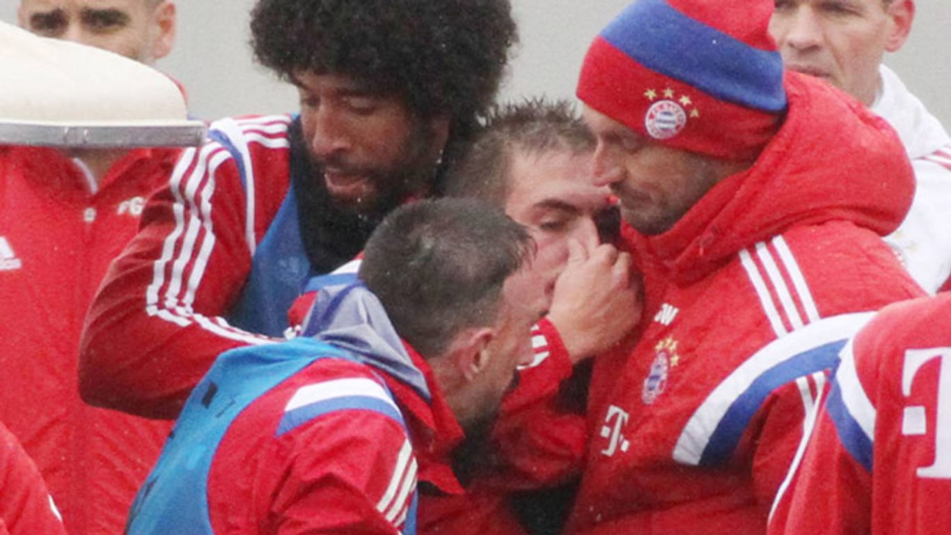 Als Philipp Lahm (Mitte) sich verletzt, ist die ganze Mannschaft des FC Bayern in Sorge.