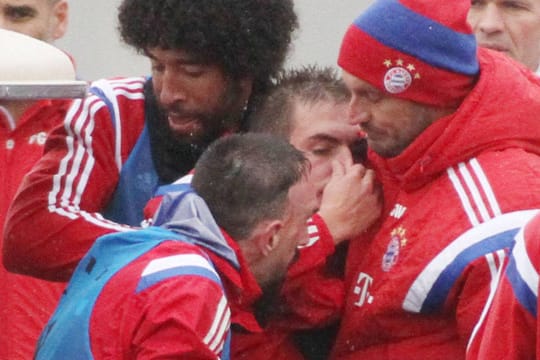 Als Philipp Lahm (Mitte) sich verletzt, ist die ganze Mannschaft des FC Bayern in Sorge.