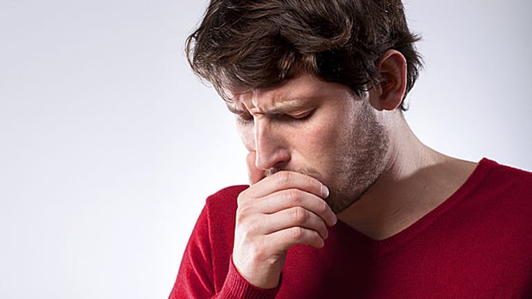 Hinter Husten nach dem Aufstehen steckt bei Rauchern häufig die Lungenkrankheit COPD.
