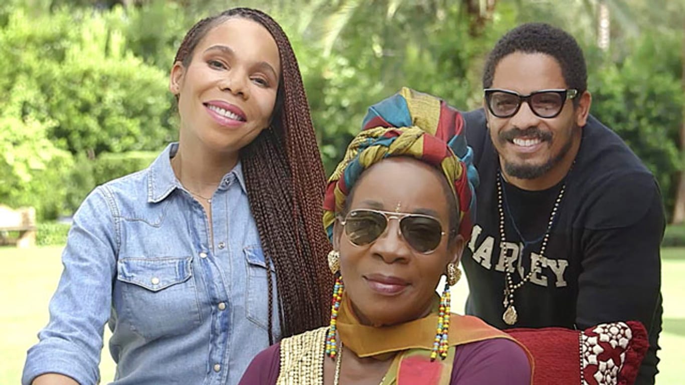 Bob Marleys Kinder Cedella Marley (li.) und Rohan Marley (re.) und seine Frau Rita Marley (mi.) beteiligen sich an der "weltweit ersten Cannabis-Marke".