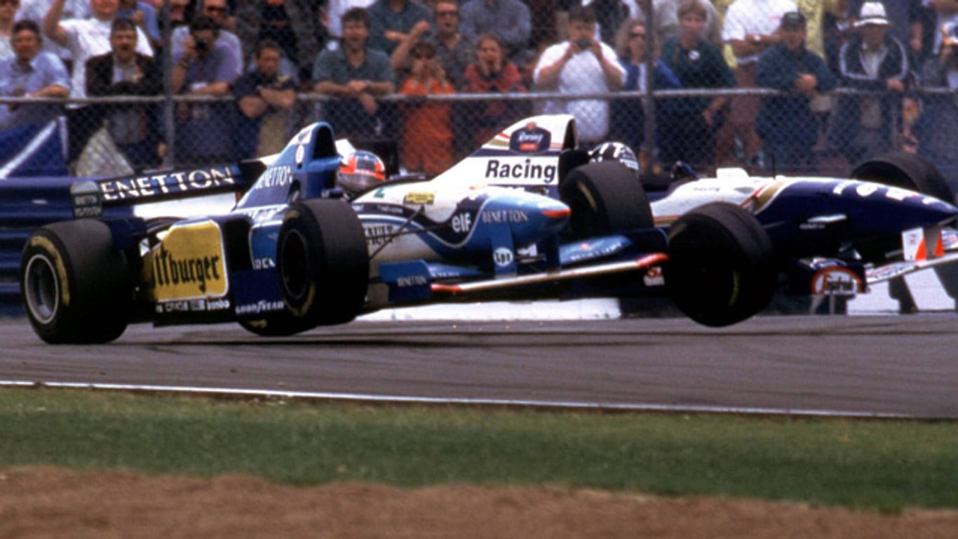 Archivbild aus dem Jahr 1995: Michael Schumacher (links) und Damon Hill lieferten sich in ihrer Karriere einige packende Duelle - mit Unfällen inklusive.