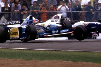 Archivbild aus dem Jahr 1995: Michael Schumacher (links) und Damon Hill lieferten sich in ihrer Karriere einige packende Duelle - mit Unfällen inklusive.