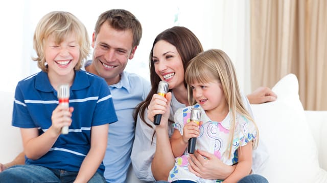 Karaoke ist ein Spaß für die ganze Familie und auch auf jeder Party ein Hit