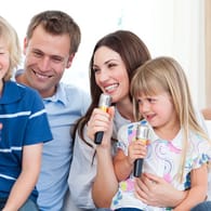 Karaoke ist ein Spaß für die ganze Familie und auch auf jeder Party ein Hit
