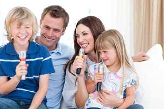 Karaoke ist ein Spaß für die ganze Familie und auch auf jeder Party ein Hit