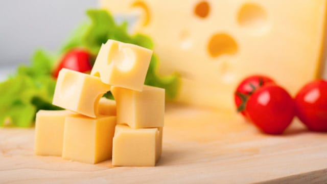 Käsewürfel aus Edamer oder Gouda sind ideale Angelköder für viele Fischarten.