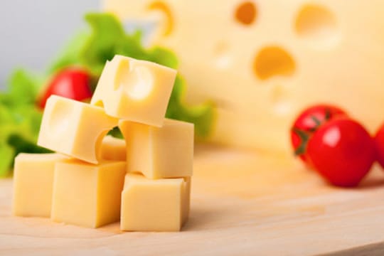 Käsewürfel aus Edamer oder Gouda sind ideale Angelköder für viele Fischarten.