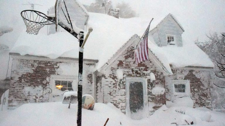Eingeschneit: Ein Wintersturm hat dieses Haus südlich von Buffalo/ New York mit Schnee zugedeckt
