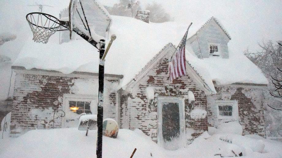 Eingeschneit: Ein Wintersturm hat dieses Haus südlich von Buffalo/ New York mit Schnee zugedeckt Eingeschneit: Ein Wintersturm hat dieses Haus südlich von Buffalo/ New York mit Schnee zugedeckt