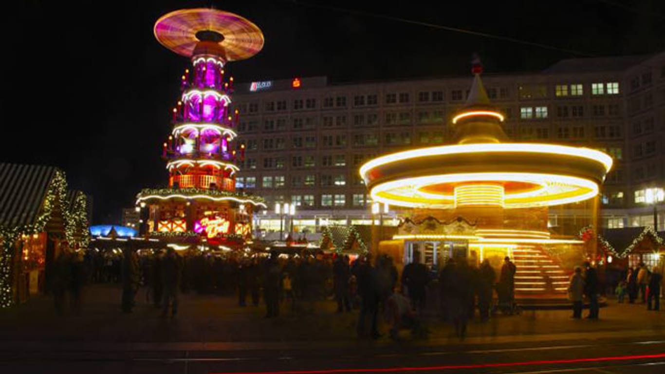Berlin, Weihnachtsmarkt auf dem Alexanderplatz.