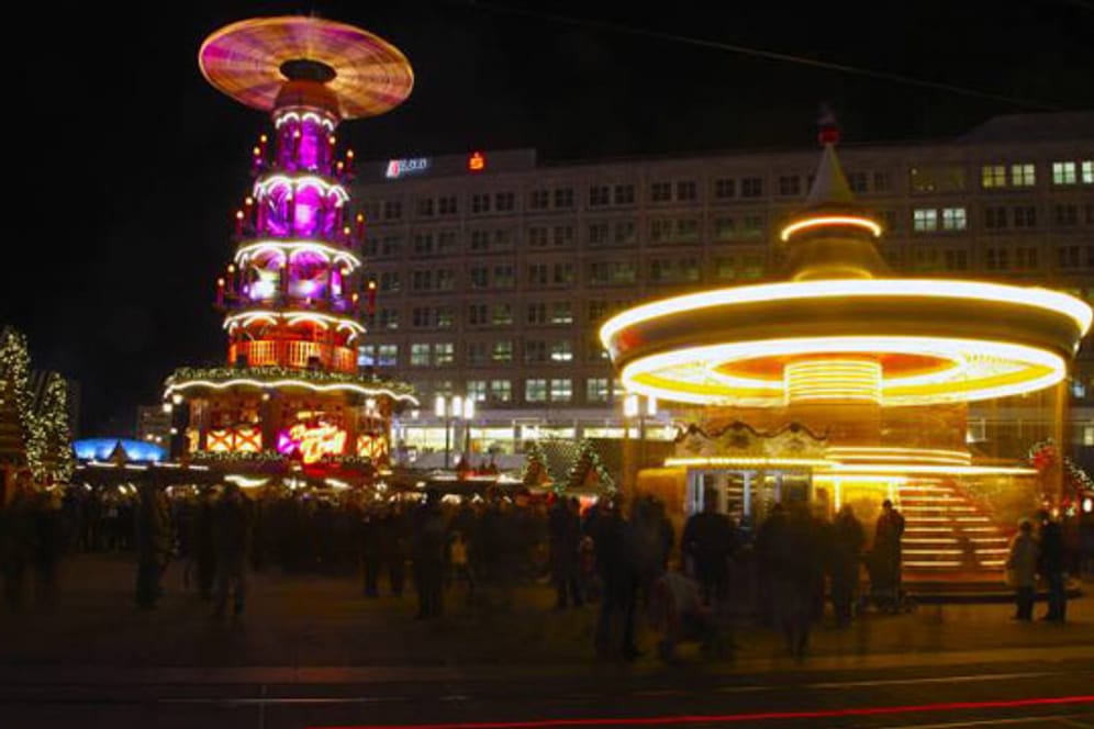 Berlin, Weihnachtsmarkt auf dem Alexanderplatz.