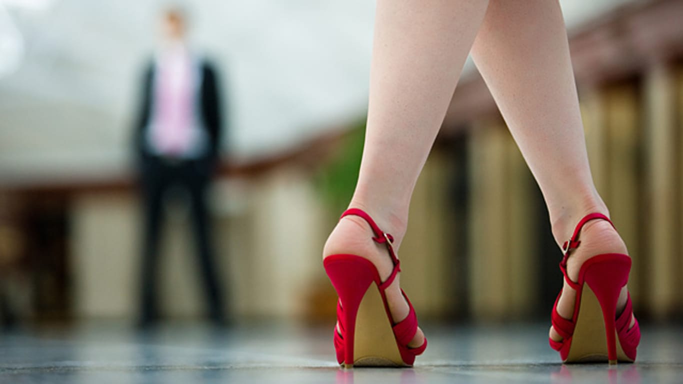 Laut einer Studie sind Männer gegenüber Frauen mit hohen Absätzen charmanter und zuvorkommender.