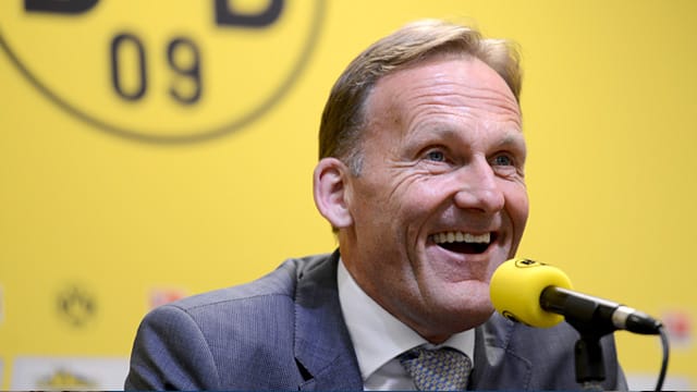 Hans-Joachim Watzke blickt auf eine, zumindest finanziell gesehen, rosige Zukunft. Hans-Joachim Watzke blickt auf eine, zumindest finanziell gesehen, rosige Zukunft.