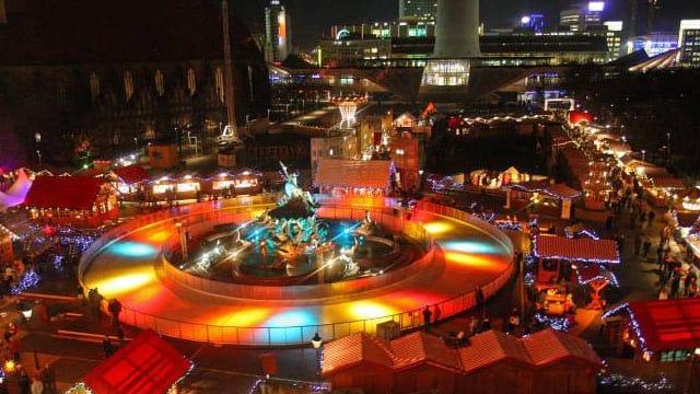 Weihnachtsmarkt am Roten Rathaus in Berlin.