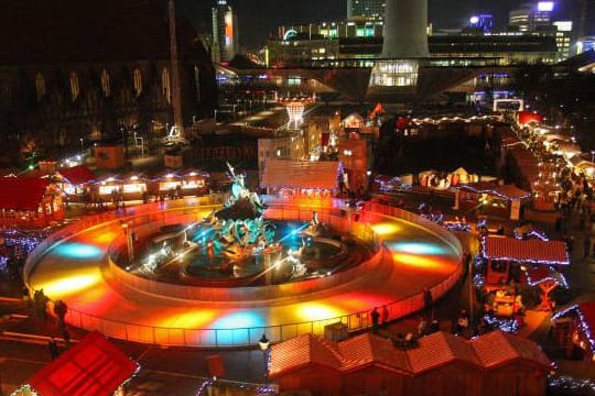 Weihnachtsmarkt am Roten Rathaus in Berlin.