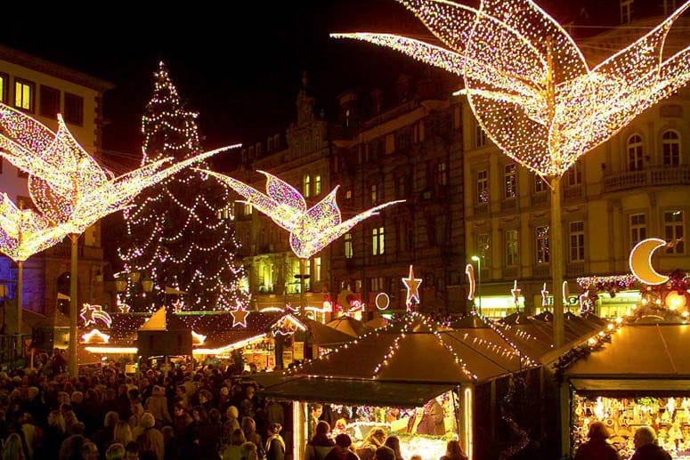 Der Sternschnuppenmarkt am Schloßplatz in Wiesbaden.