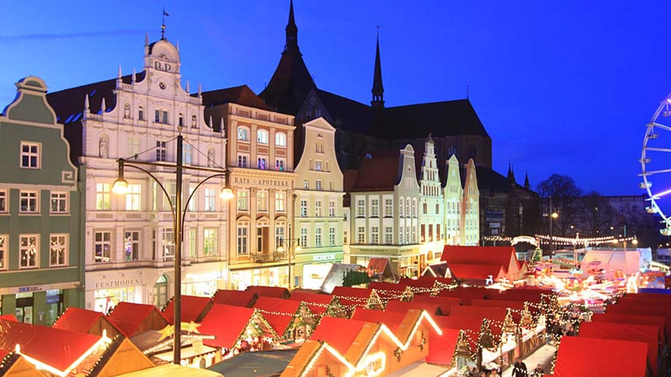 Der Weihnachtsmarkt in Rostock ist der größte in ganz Norddeutschland.