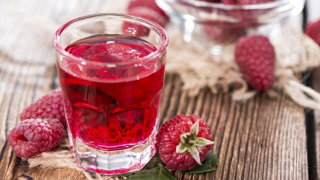 Himbeerlikör schmeckt pur oder als Verfeinerung von Gebäck und Obstsalaten