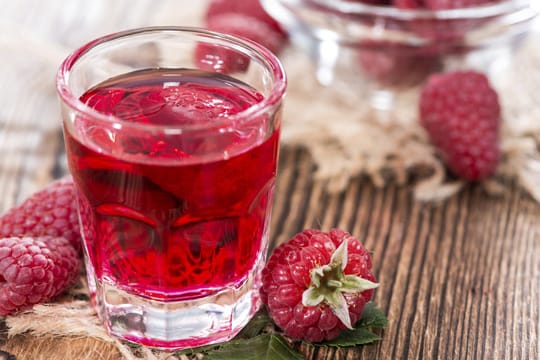 Himbeerlikör schmeckt pur oder als Verfeinerung von Gebäck und Obstsalaten