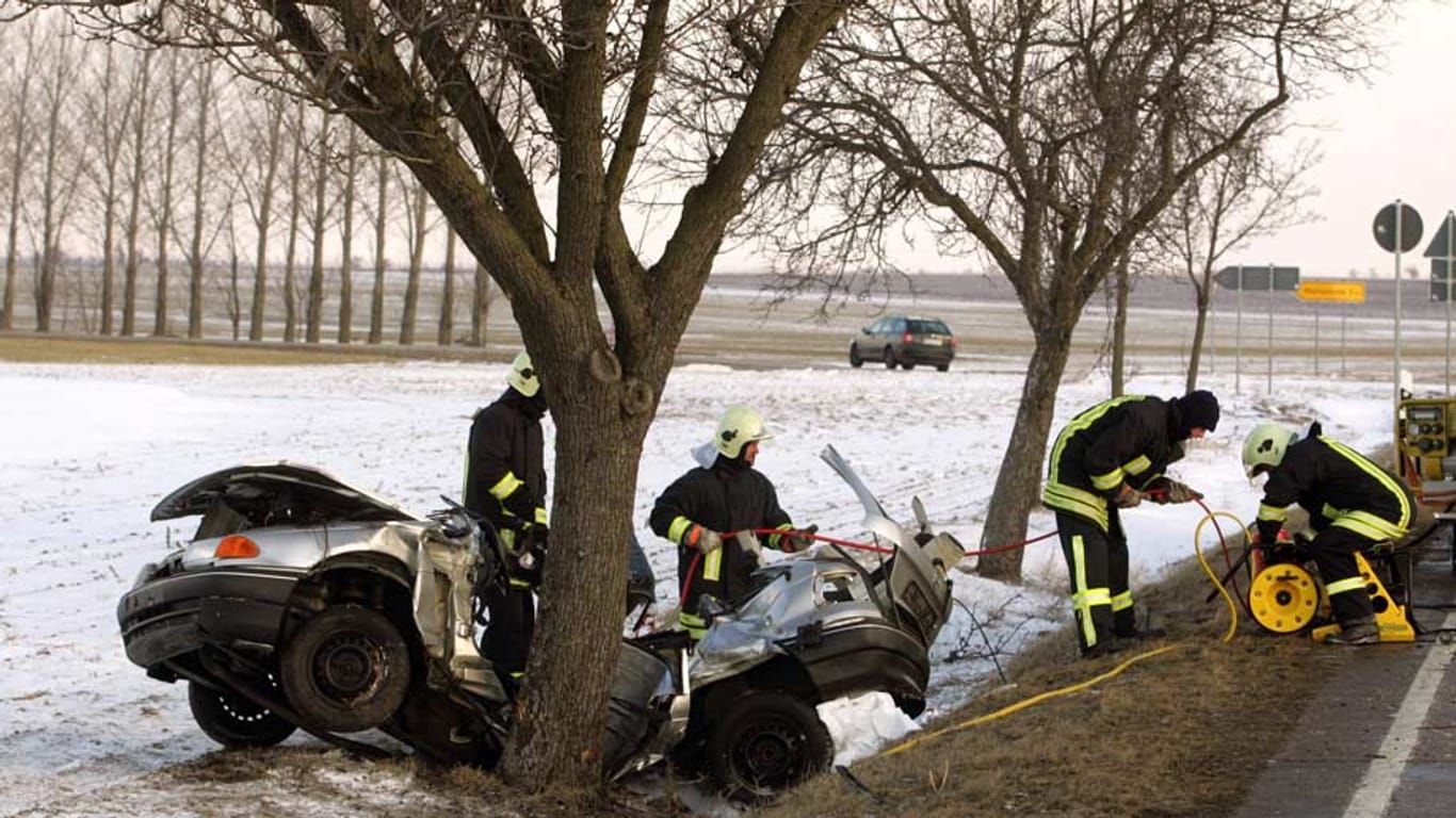 Ein Unfall mit Sommerreifen bei winterlichen Straßenverhältnissen birgt nicht nur gesundheitliche Risiken