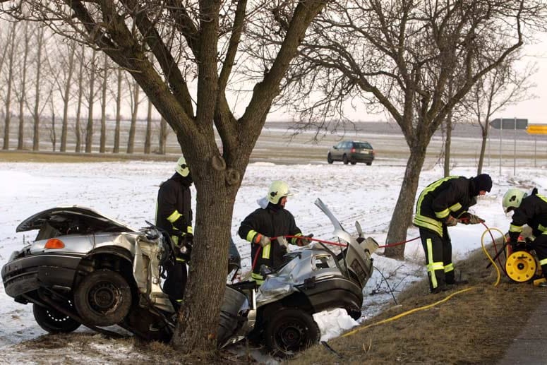 Ein Unfall mit Sommerreifen bei winterlichen Straßenverhältnissen birgt nicht nur gesundheitliche Risiken