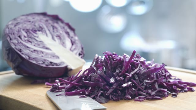 Aufgeschnittener Rotkohl: Rotkohl kann ohne größeren Aufwand eingefroren werden.