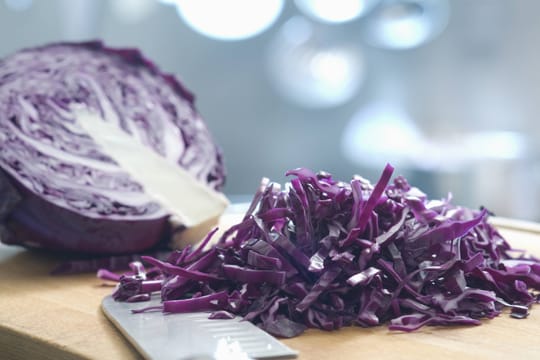 Aufgeschnittener Rotkohl: Rotkohl kann ohne größeren Aufwand eingefroren werden.