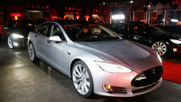 Wer Elektroautos baut, braucht auch Batterien dafür. Tesla (im Bild das Modell S) will sie sich in Deutschland selbst bauen