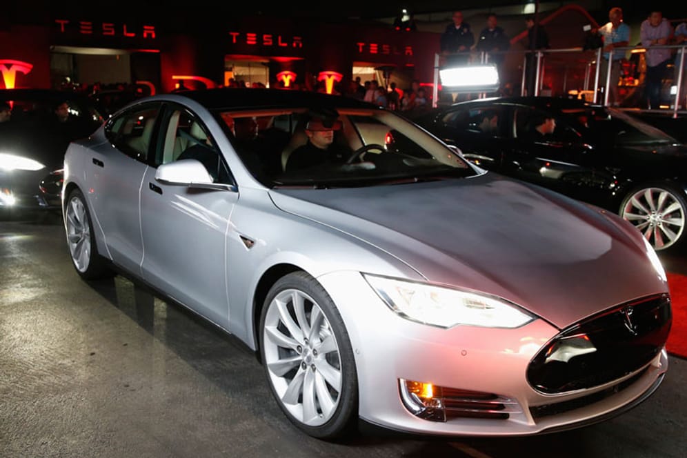 Wer Elektroautos baut, braucht auch Batterien dafür. Tesla (im Bild das Modell S) will sie sich in Deutschland selbst bauen