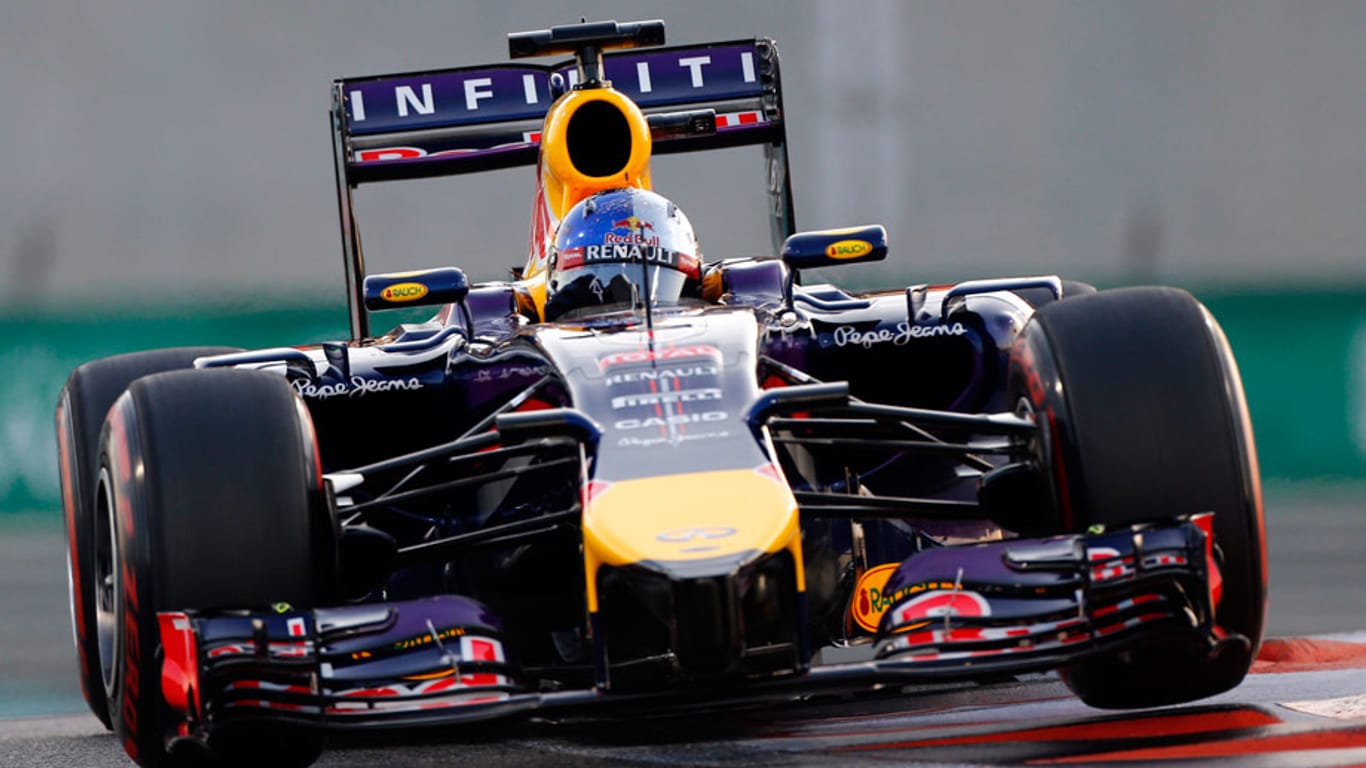 Sebastian Vettel dreht mit einem irregulären Frontflügel seine Runden in Abu Dhabi.