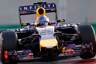 Sebastian Vettel dreht mit einem irregulären Frontflügel seine Runden in Abu Dhabi.