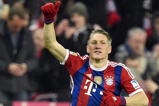 Bastian Schweinsteiger freut sich nach seiner Einwechslung über den Zuspruch der Anhänger.