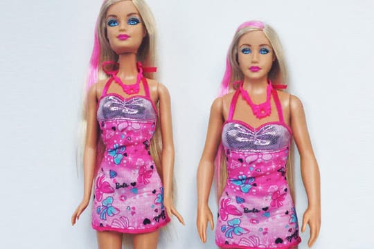 Ungleiche Schwestern: links die unrealistische Barbie, rechts ihr durchschnittlich geformtes Pendant