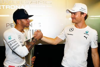 Nico Rosberg (li.) gratuliert Lewis Hamilton fair.