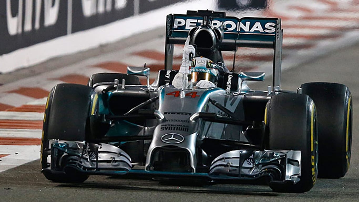 Jubel bei der Zieldurchfahrt in Abu Dhabi: Die Startnummer 44 brachte Lewis Hamilton in diesem Jahr Glück.