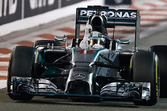 Jubel bei der Zieldurchfahrt in Abu Dhabi: Die Startnummer 44 brachte Lewis Hamilton in diesem Jahr Glück.