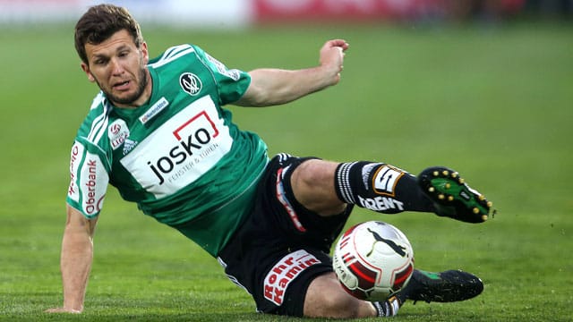 Fußballprofi Andreas Schicker - hier noch im Trikot des SV Ried - hat einen folgenschweren Unfall mit Feuerwerkskörpern. Fußballprofi Andreas Schicker - hier noch im Trikot des SV Ried - hat einen folgenschweren Unfall mit Feuerwerkskörpern.