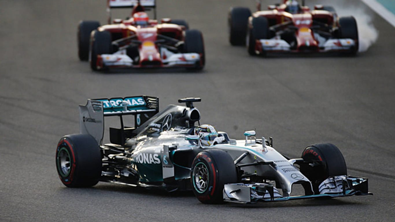 Bild vom Start in Abu Dhabi: Lewis Hamilton rast im Mercedes davon, die Ferraris fahren nur hinterher.