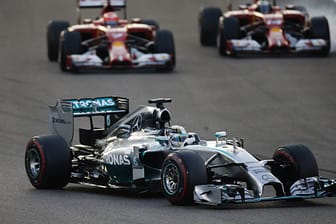 Bild vom Start in Abu Dhabi: Lewis Hamilton rast im Mercedes davon, die Ferraris fahren nur hinterher.