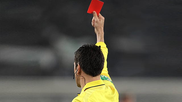 Der Schiedsrichter griff beim Kreisliga-Match oft zur Roten Karte.