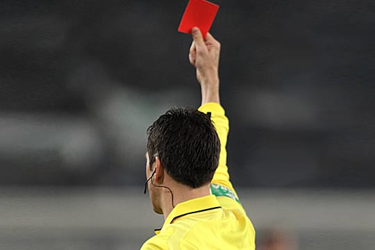 Der Schiedsrichter griff beim Kreisliga-Match oft zur Roten Karte.