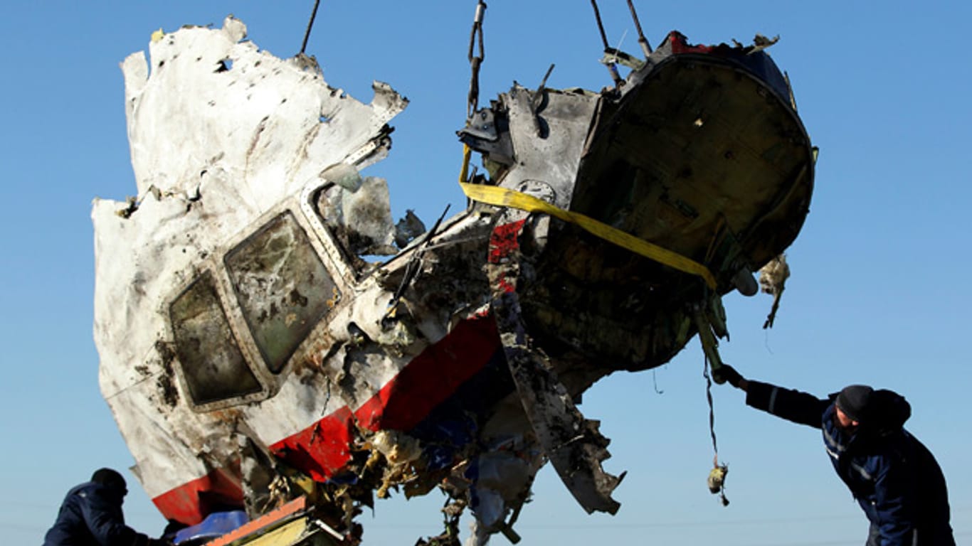 Abtransport von Wrackteilen der abgeschossenen Passagiermaschine MH17