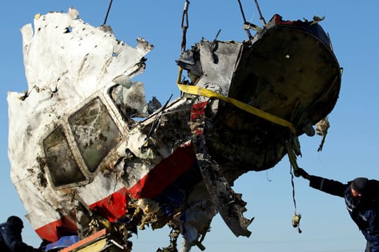 Abtransport von Wrackteilen der abgeschossenen Passagiermaschine MH17