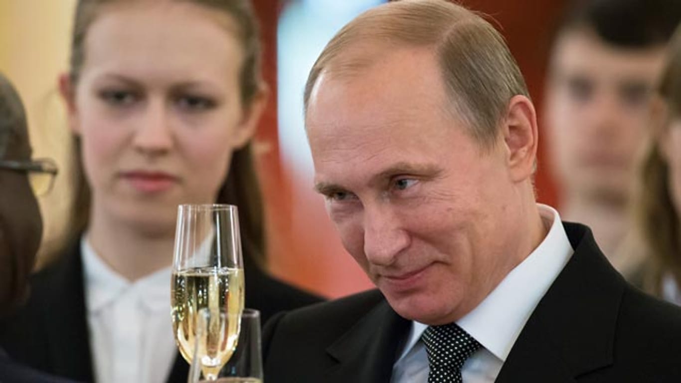 Frankreichs Nationalisten bekommen einen Millionenkredit aus Russland und Putin-Vertraute besuchen deutsche Verschwörungstheoretiker