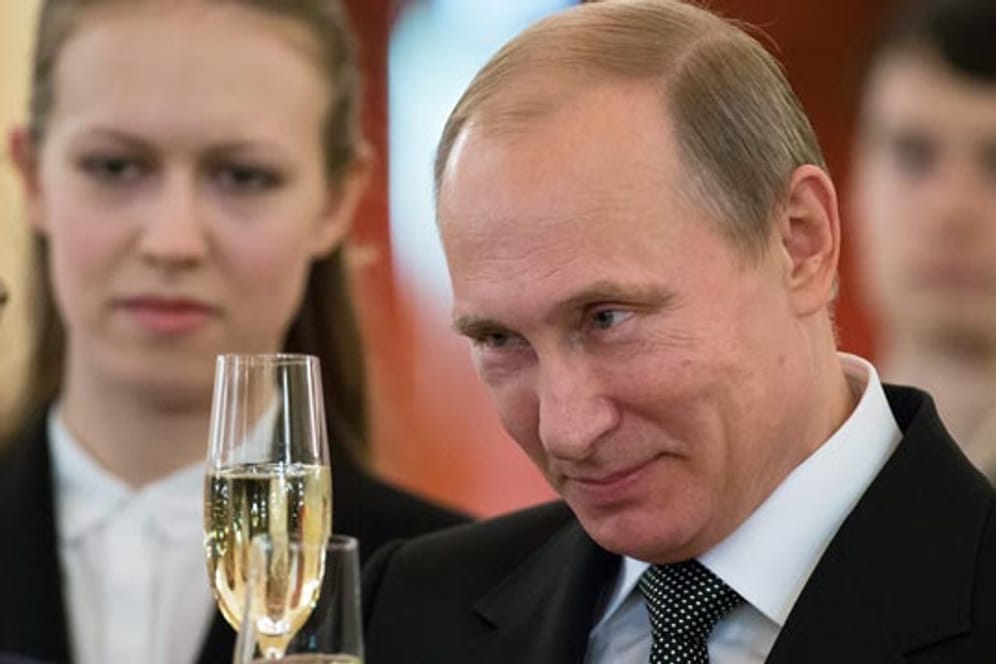 Frankreichs Nationalisten bekommen einen Millionenkredit aus Russland und Putin-Vertraute besuchen deutsche Verschwörungstheoretiker