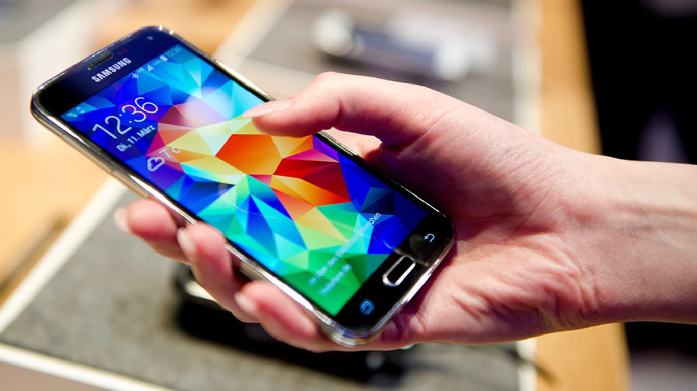 Hand hält das Samsung Galaxy S5
