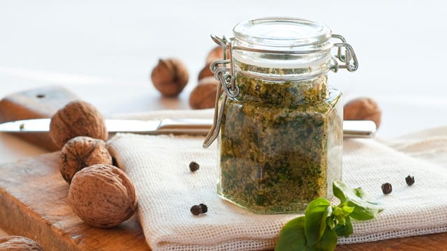 Walnusspesto ist eine leckere Alternative zum Klassiker Pesto alla Genovese