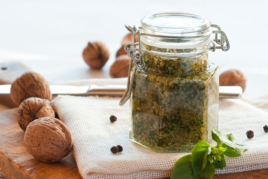 Walnusspesto ist eine leckere Alternative zum Klassiker Pesto alla Genovese